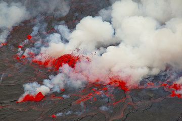 Les fontaines font exploser des bulles de gaz. Sur cette photo, la forme ronde d’une telle bulle juste avant son éclatement est visible. (Photo: Tom Pfeiffer)