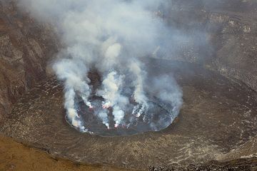 The lava lake, ca. 550 m below us from the crater rim, about 200x300 m wide, is the largest in the world of its kind. Numerous degassing fountains are usually active on its surface. (Photo: Tom Pfeiffer)