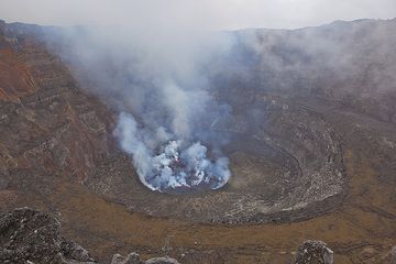 Vista panorámica de la caldera con las terrazas concéntricas y el lago de lava durante el día. El nivel alto del lago de 1977 corresponde a la terraza estrecha y discontinua visible en las paredes superiores de la izquierda, el nivel del lago de 2002 e (Photo: Tom Pfeiffer)