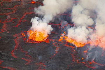 Con poca luz, el contraste entre la lava y la superficie oscura de la corteza apenas enfriada se hace más fuerte. (Photo: Tom Pfeiffer)