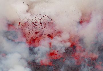 The exploding bubbles are torn into thin glassy threads of lava, so-called Pele's Hair. (Photo: Tom Pfeiffer)