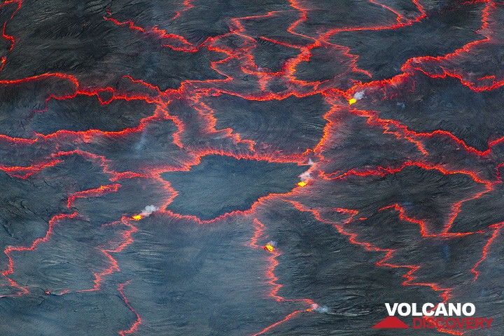 The center of the lava lake often contains one or several plates, from which cracks seem to radiate. (Photo: Tom Pfeiffer)