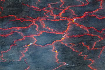 Il centro del lago di lava contiene spesso una o più placche, dalle quali sembrano irradiarsi delle crepe. (Photo: Tom Pfeiffer)