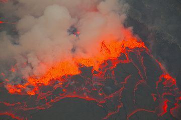 A violently boiling "fissure" of lava fountains has reached the shore of the lake, forming a ca. 20 m high wall around the lava lake. (Photo: Tom Pfeiffer)