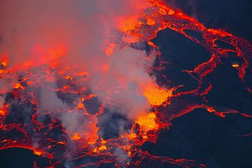 The exploding gas bubble cause large waves on the surface of the lava lake. (Photo: Tom Pfeiffer)