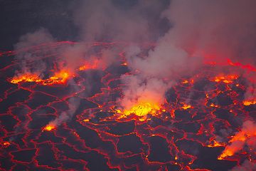 La surface agitée du lac de lave avec des fontaines actives au crépuscule. (Photo: Tom Pfeiffer)