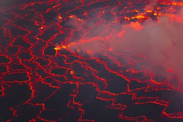 A fissure-like fountain cuts through the crust of the lava lake. (Photo: Tom Pfeiffer)