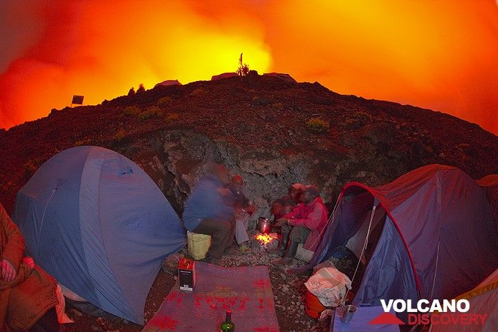 Our kitchen at the camp just 10 meters below the rim of the crater... (Photo: Tom Pfeiffer)
