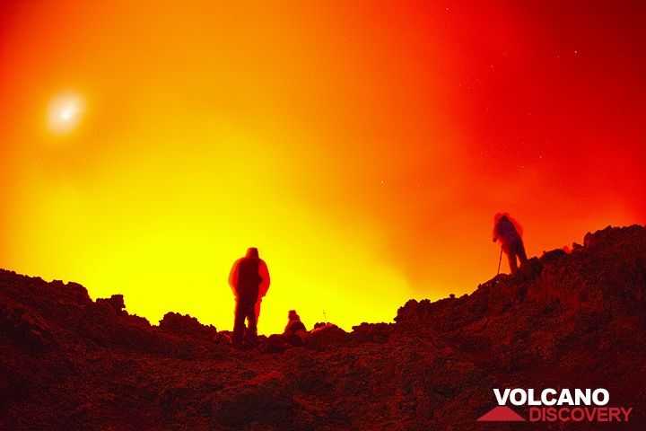Silhouettes of two lava watchers. (Photo: Tom Pfeiffer)