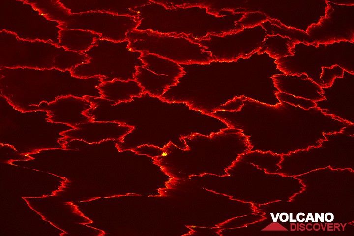 At night, the lava lake reminds of abstract drawings. (Photo: Tom Pfeiffer)