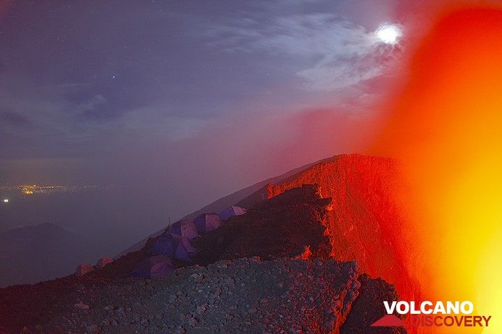 The lights of Goma town in the background left remind me of standing on Etna volcano and looking down to Catania... (Photo: Tom Pfeiffer)
