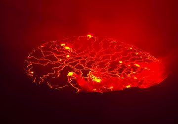 Vue du lac de lave la nuit, en partie obscurcie par les fumées. Il est impossible de photographier le spectacle réel, celui qui suscite des émotions, des images et des rêves de la naissance de la Terre. (Photo: Tom Pfeiffer)