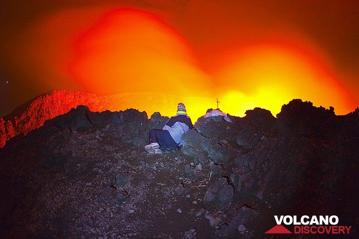 Gilles in position to watch the lava lake. (Photo: Tom Pfeiffer)