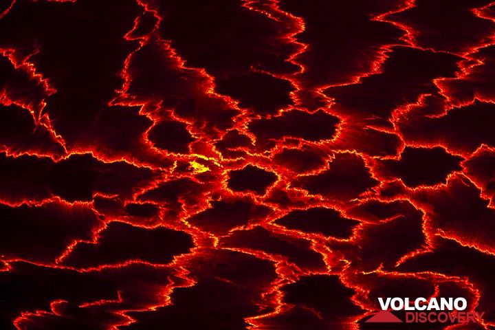 Spin web shapes of the surface of the lava lake at night. (Photo: Tom Pfeiffer)