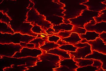Spin web shapes of the surface of the lava lake at night. (Photo: Tom Pfeiffer)
