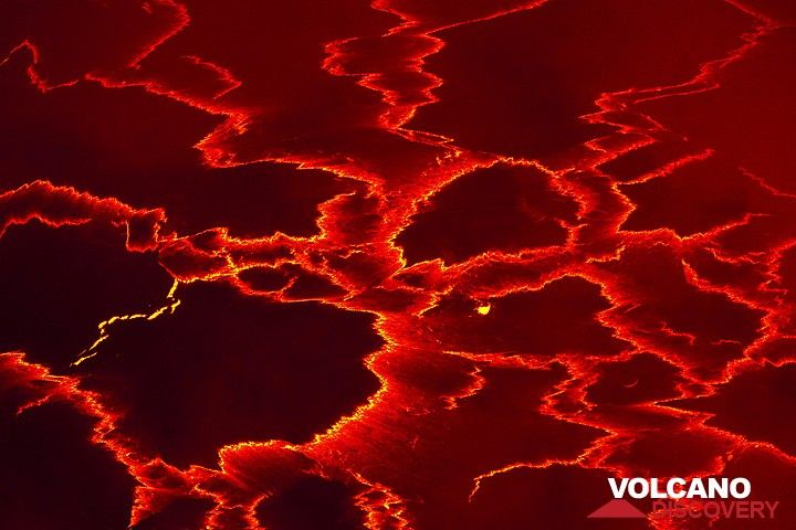 The lava lake's crust seen at night. (Photo: Tom Pfeiffer)