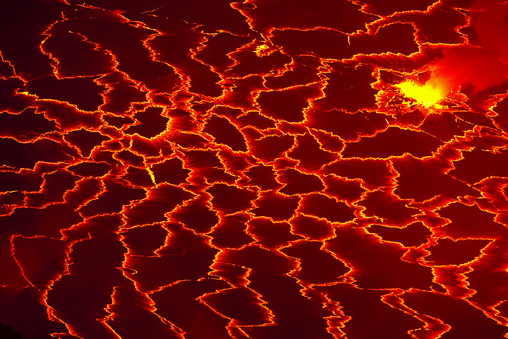 An isolated fountain breaks the sub-concentric arrangements of small plates on the lava lake crust. (Photo: Tom Pfeiffer)
