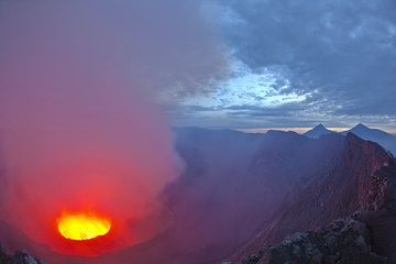 Los picos de los volcanes Mikeno y Karisimbi, parte del grupo de volcanes Virunga, se recortan contra el horizonte de la mañana hacia el NE. (Photo: Tom Pfeiffer)