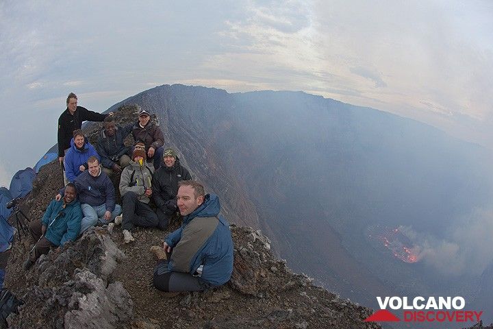 Group photo of our expedition members on the crater rim. (Photo: Tom Pfeiffer)