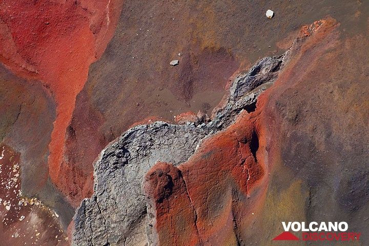 Layers of oxidized scoria at Tongariro volcano's Red Crater (Photo: Tom Pfeiffer)