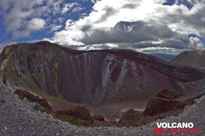 View of the crater of Tarawera volcano (Photo: Tom Pfeiffer)