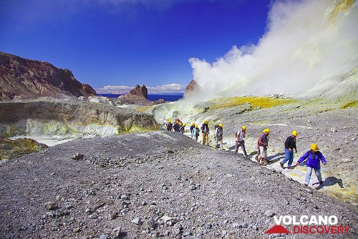 Groupe dans le cratère du volcan White Island, Nouvelle-Zélande (Photo: Tom Pfeiffer)