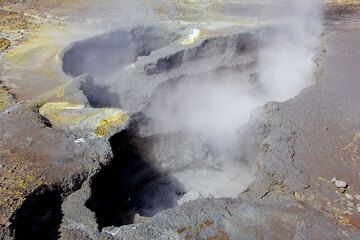 Boiling mud pond, Rotorua volcano, New Zealand (Photo: Tom Pfeiffer)