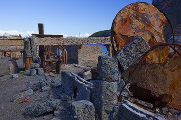 Remains of sulfur processing factory, White Island volcano, New Zealand (Photo: Tom Pfeiffer)