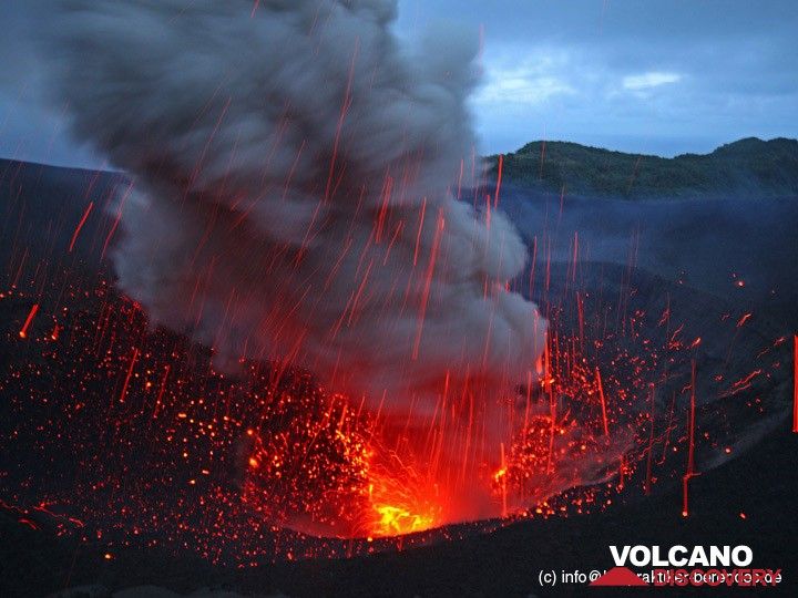 Eruption at Yasur volcano, Tanna Island, Vanuatu (Photo: Dietmar)
