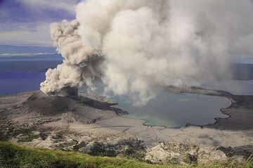 Der Asche spuckende Tavurvur Vulkan und die aschebedeckte Rabaulkaldera (Papua New Guinea) (Photo: Paul Nicholson)