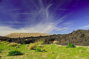 Ein Vulkan in der Nähe von Khaybar in einer entlegenen Gegend von Saudi-Arabien. (Photo: Paul Nicholson)