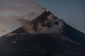 From this location, only the two larger lava flows can be seen. Their most advanced active fronts are approx. 3.3 (left, S flank) and 4.5 km (right, SSE flank) distance from the summit. (Photo: Tom Pfeiffer)