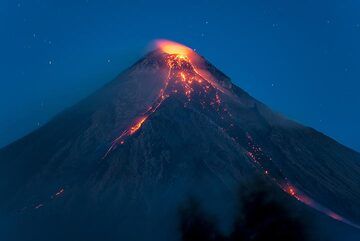 Vista más amplia con rastros de desprendimientos de rocas brillantes sobre los flujos de lava. (Photo: Tom Pfeiffer)