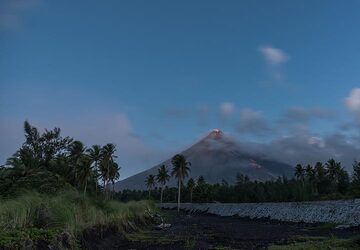 Kurz vor Sonnenaufgang verschwindet der rote Glanz der Lava schnell. (Photo: Tom Pfeiffer)