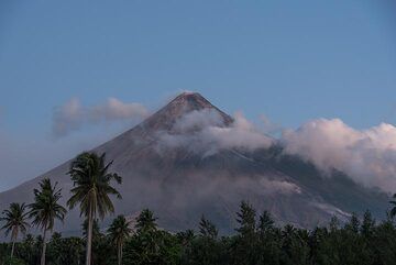 View of Mayon volcano in the morning. (Photo: Tom Pfeiffer)