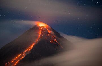 Aus dem Osten kommen wieder dichte Wolken aus kondensierender feuchter Luft und umarmen den Vulkan. (Photo: Tom Pfeiffer)