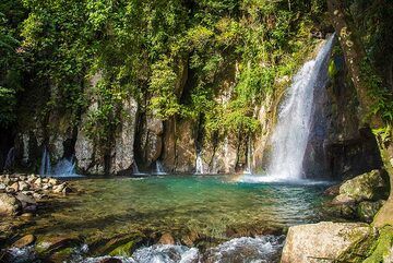 24 Feb: the enchanting Vera Falls at the foot of neighboring Mt Malinao Volcano NE of Mayon are a pleasant day-trip from Legazpi (about 1.5 hrs drive). (Photo: Tom Pfeiffer)