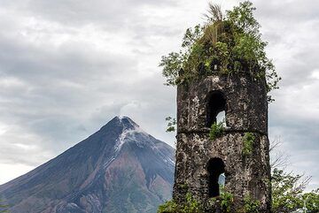 The remnants of the bell-tower and walls of the cathedral are the most prominent ruins left of Cagsawa. (Photo: Tom Pfeiffer)