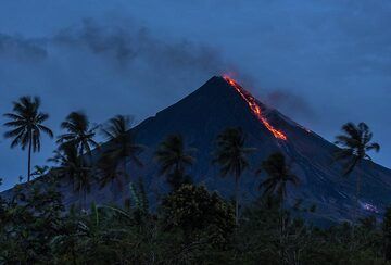 La coulée de lave du sud devient visible après le coucher du soleil. (Photo: Tom Pfeiffer)