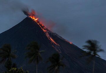 Une petite éruption explosive se produit (appelée fontaine de lave), éjectant un petit panache de cendres et des blocs incandescents à env. 100-200 m au-dessus du sommet. (Photo: Tom Pfeiffer)