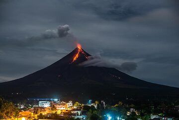 Mayon mit einer Dampfwolke und den südlichen und südöstlichen Lavaströmen, gesehen von einem Hügel in Legazpi, mit Teilen der Stadt am Fuße des Vulkans. (Photo: Tom Pfeiffer)