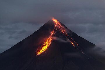 Alors que les coulées de lave ne sont plus incandescentes sur toute leur longueur, on observe parfois de forts éboulements rougeoyants, notamment sur la coulée de lave Miisi (côté S). (Photo: Tom Pfeiffer)