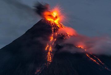 The "lava fountains", visually more similar to strombolian explosions, erupt from at least 2 different vents in the summit crater. This one ejects bombs to at least 2-300 m height. (Photo: Tom Pfeiffer)