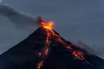 One of the vents generates oblique jets of incandescent bombs towards the east (r). (Photo: Tom Pfeiffer)