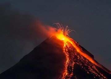 Similar eruption a few minutes later. (Photo: Tom Pfeiffer)