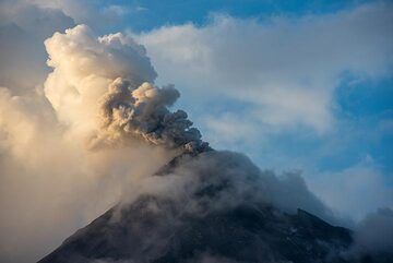 26 février : les nuages vont et viennent rarement, alors que les émissions de cendres ont été très fréquentes aujourd'hui. (Photo: Tom Pfeiffer)