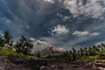 Wide-angle night-time view of Mayon, seen from one of the river valleys used as quarries for sand, gravel and boulders. (Photo: Tom Pfeiffer)