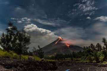 Ausbrechender Vulkan Mayon (Philippinen) im Licht des Vollmonds (Photo: Tom Pfeiffer)