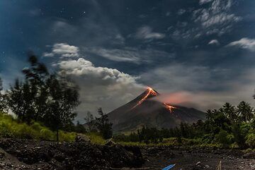 Dense steam cloud illuminated by the moon. (Photo: Tom Pfeiffer)