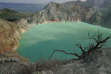 Kawah Ijen - the turquoise acid crater lake of Ijen volcano, probably the most acid lake in the world (pH=0.5)! (Photo: Tom Pfeiffer)